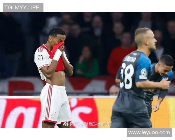 阿贾克斯中场克拉森庆祝进球时意外受伤队友撞击引发关注