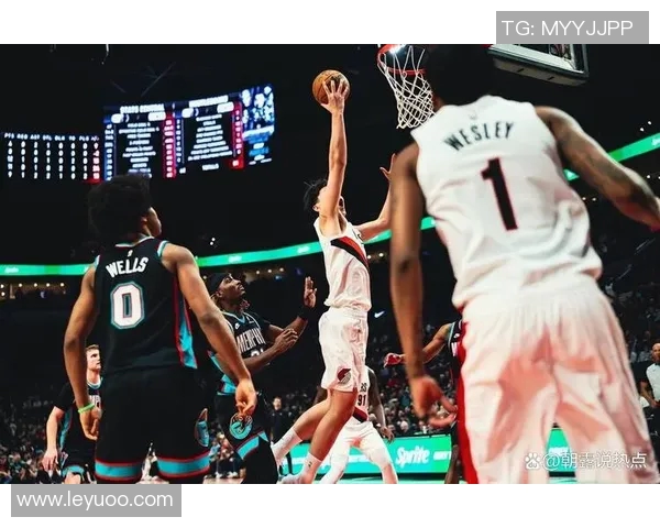 杨瀚森拼抢地板球被亚当斯压住展现强硬风格值得称赞